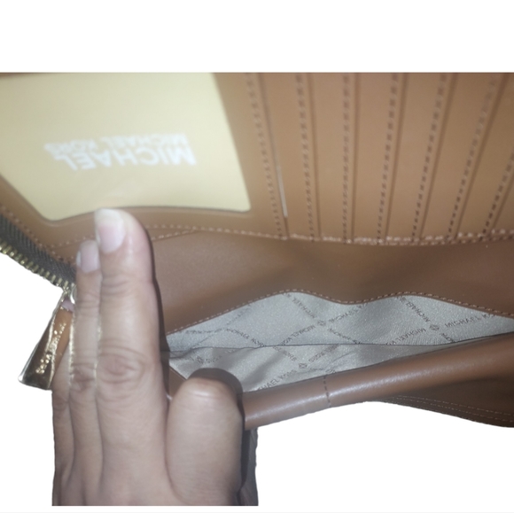 Michael Kors Wallet - Picture 6 of 8